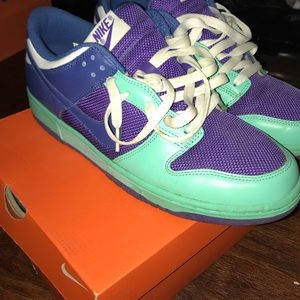 WMNS Nike Dunk Low Size 12.........men’s 10.5 - 11